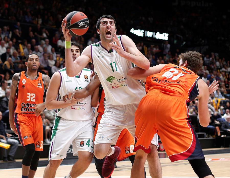 Estas son las imágenes del choque de Euroliga entre el Valencia Basket y el Unicaja Málaga correspondiente a la cuarta jornada