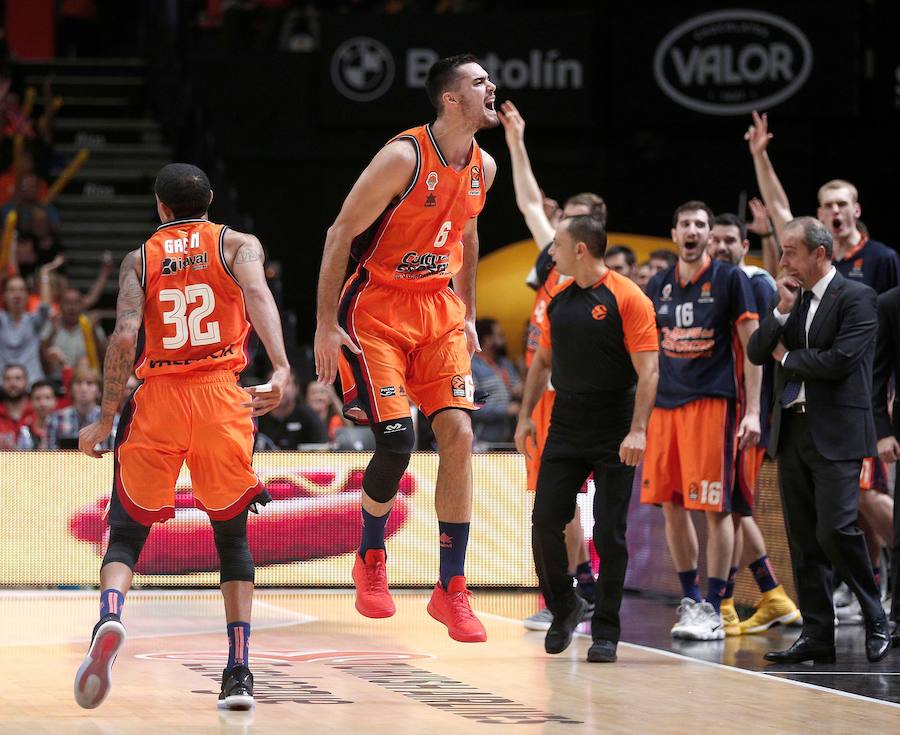 Estas son las imágenes del choque de Euroliga entre el Valencia Basket y el Unicaja Málaga correspondiente a la cuarta jornada