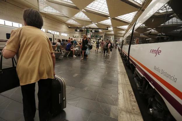 Uno de los trenes que cubre el trayecto Valencia-Zaragoza. 