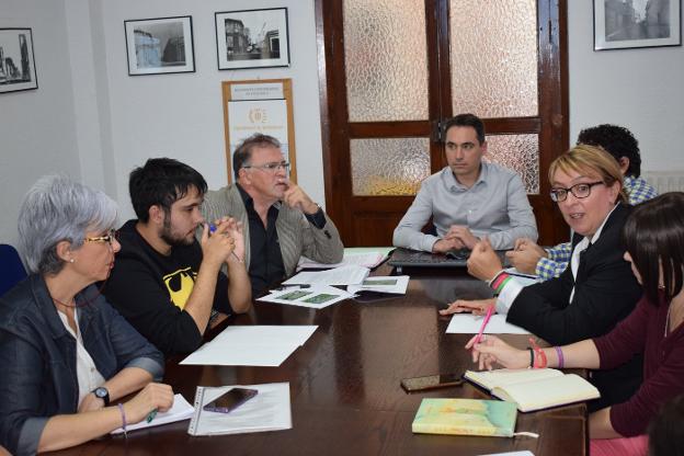 La alcaldesa, Eva Sanz, y los concejales, durante la primera reunión. 