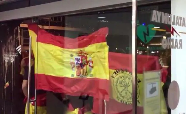 Un grupo de exaltados españolistas ataca la sede de Catalunya Ràdio