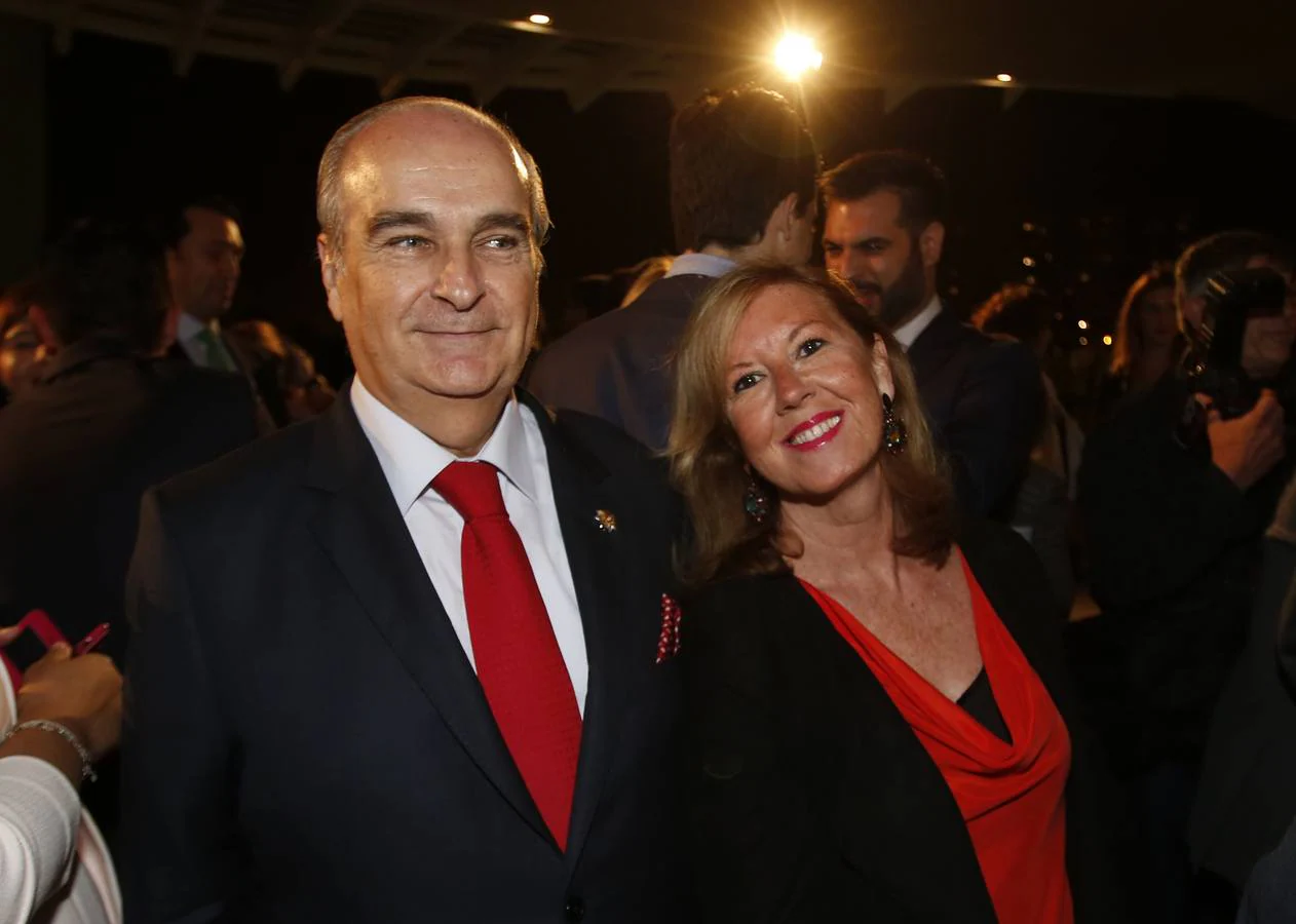 El doctor Javier Gómez Ferrer, delegado provincial de Asisa, con su mujer Amparo Senent.
