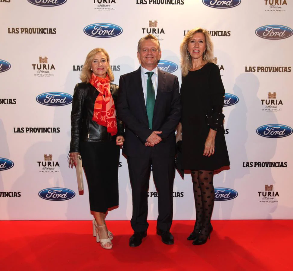 Lola Escandell posa junto a Federico Maldonado y Pilar de Gregorio, del grupo Meydis.