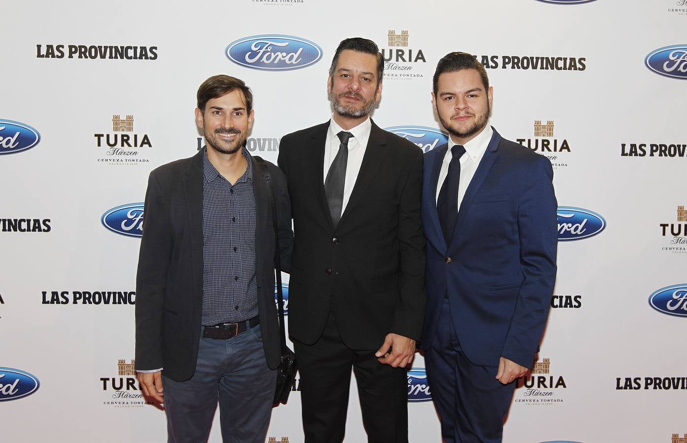 Los concejales de Compromís Sergi Campillo (izquierda) y Carlos Galiana junto a su pareja, Daniel Lisarde. 