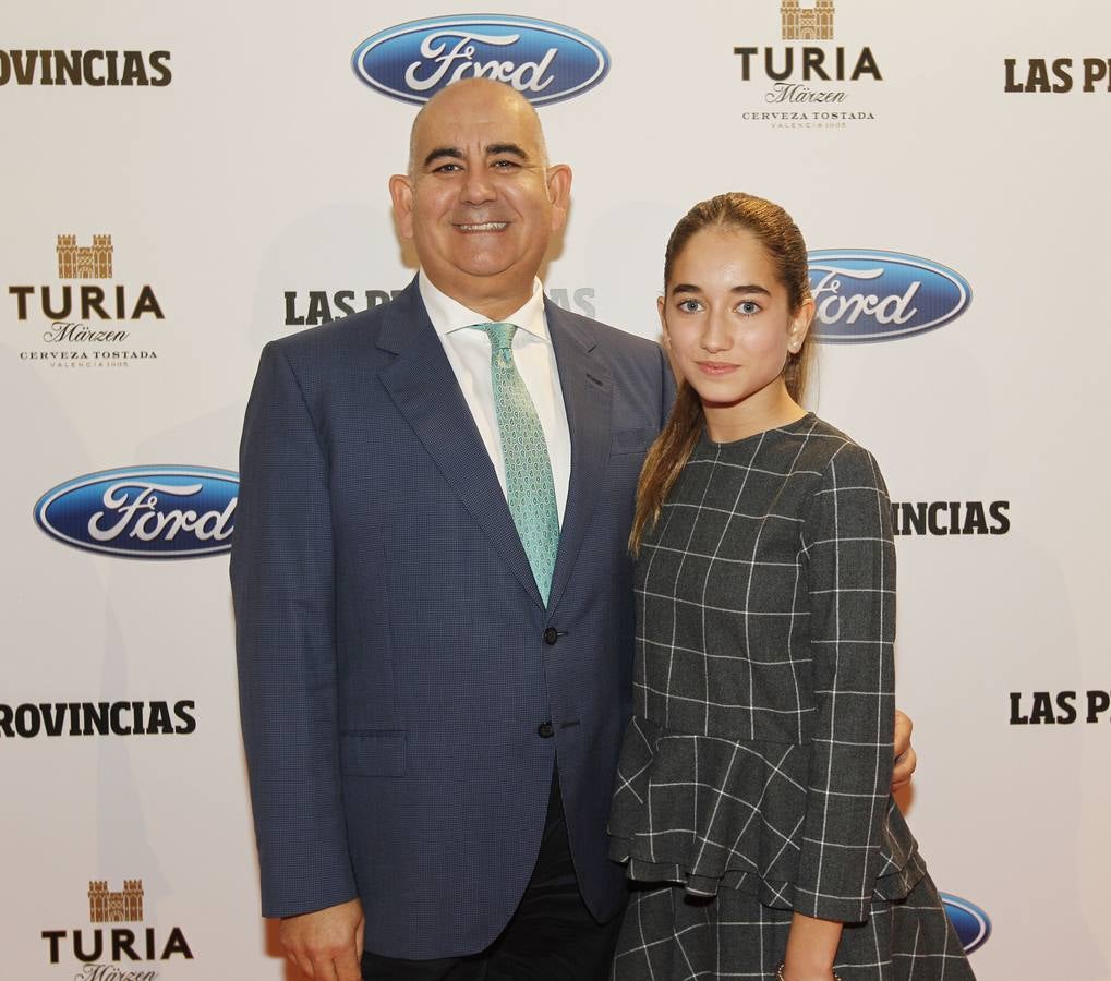 La fallera mayor infantil de Valencia de 2015, María Donderis, junto a su padre, José Donderis. 