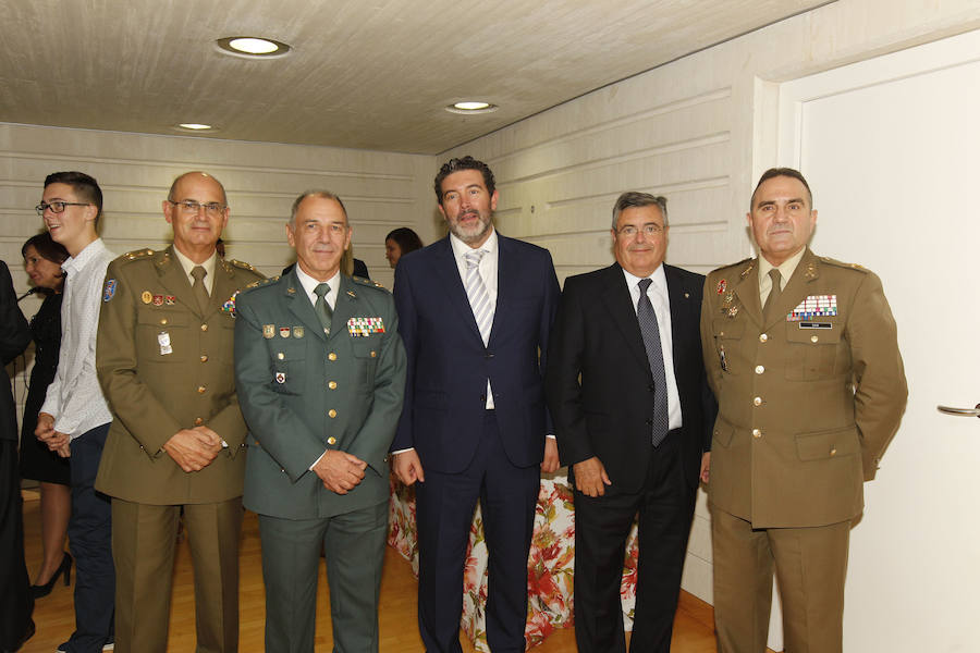 El general de división Juan Montenegro, el teniente general de la Guardia Civil Fernando Santafé, el director de LAS PROVINCIAS, Julián Quirós, el presidente del consejo de Federico Doménech, Gonzalo Zarranz y el teniente general Francisco Gan. 