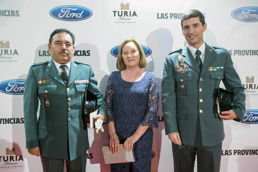 El teniente coronel Juan José Anta, su mujer Amparo Tárrega y el comandante Jairo Torres de Tráfico. 