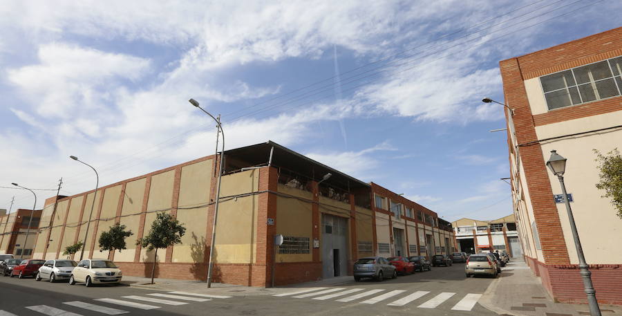 Ciudad del Artista Fallero. Desde su catalogación como 'barrio artístico' se está convirtiendo poco a poco en foco de atención. Una ruta por sus calles te puede permitir, de paso, ver cómo se trabaja en los talleres de los artesanos falleros.