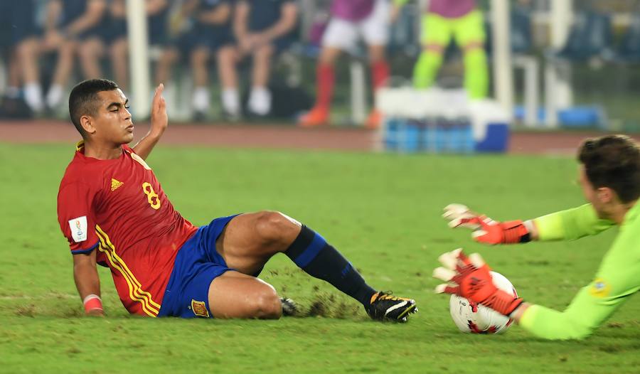 Inglaterra venció a España en la final del Mundial sub-17 de la India. Sergio Gómez marcó un doblete para el cuadro de Santi Denia pero el conjunto dirigido por Steve Cooper remontó con un serio correctivo (5-2).