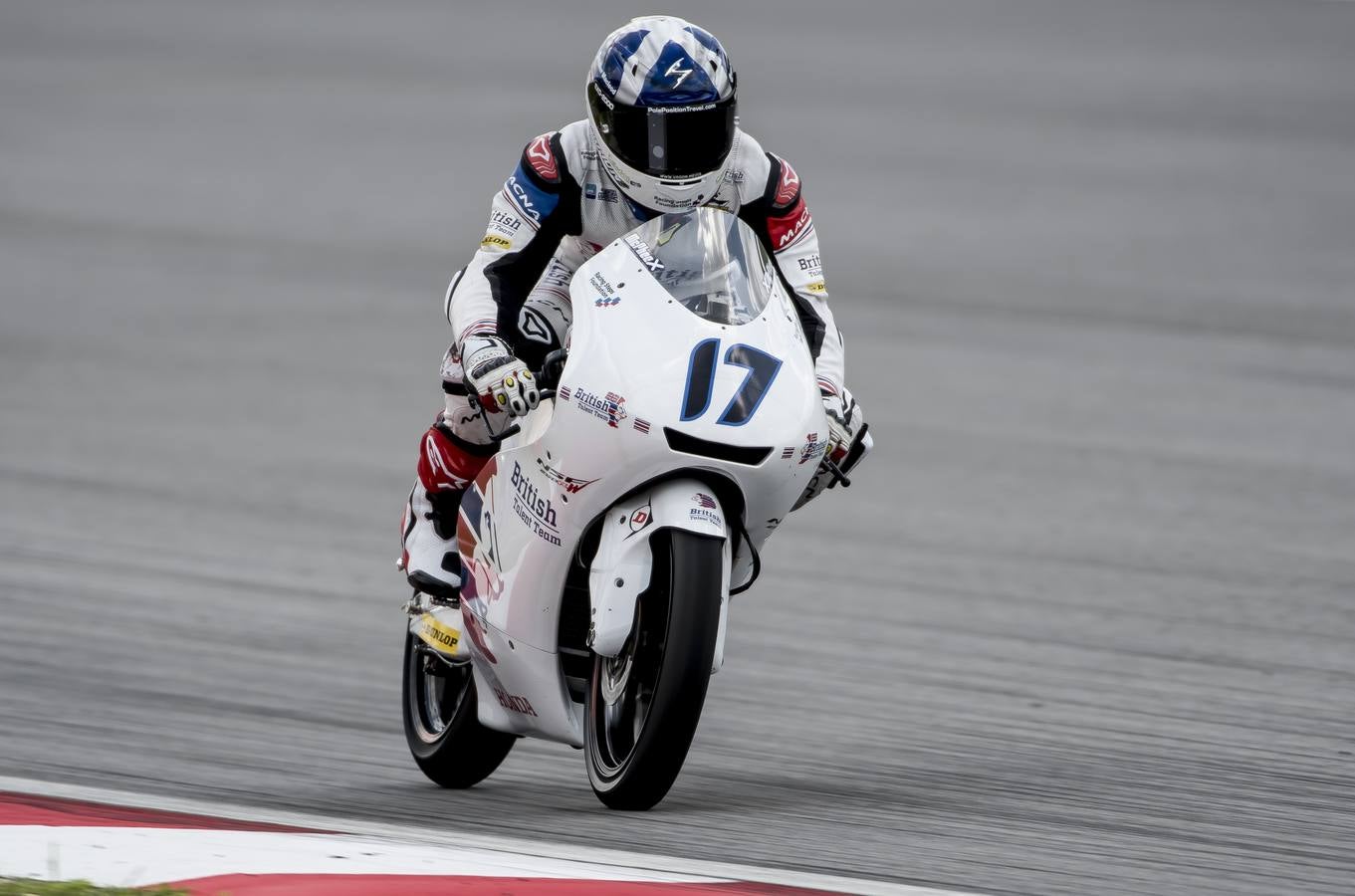 La tercera plaza en Moto3 será para el británico John McPhee.