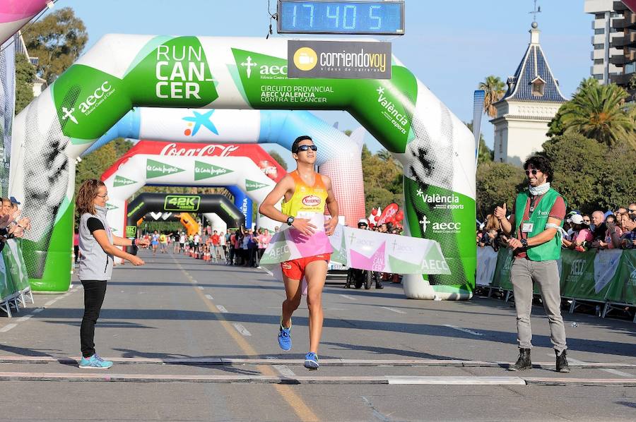 Miles de personas participan en una matinal lúdica de eventos deportivos con el color rosa como gran protagonista