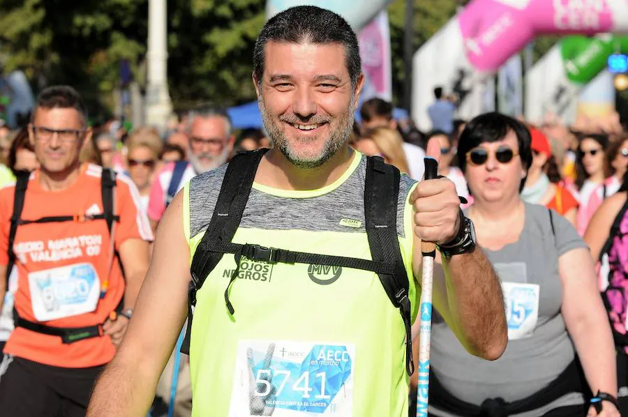 Miles de personas participan en una matinal lúdica de eventos deportivos con el color rosa como gran protagonista