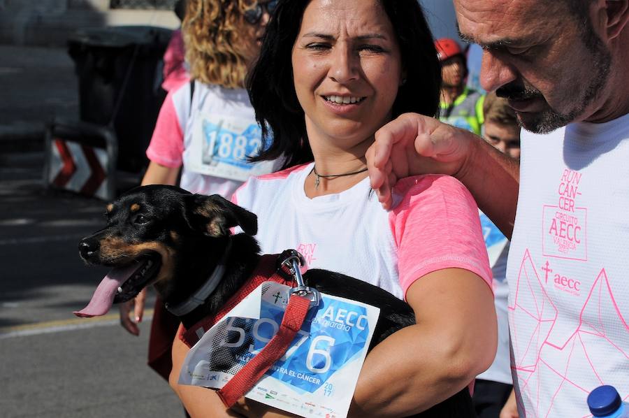 Miles de personas participan en una matinal lúdica de eventos deportivos con el color rosa como gran protagonista