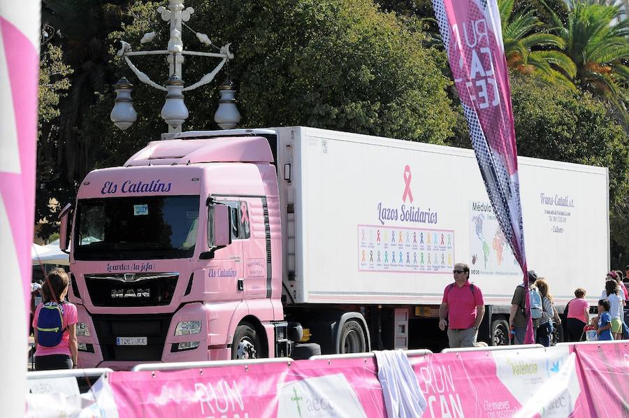 Miles de personas participan en una matinal lúdica de eventos deportivos con el color rosa como gran protagonista