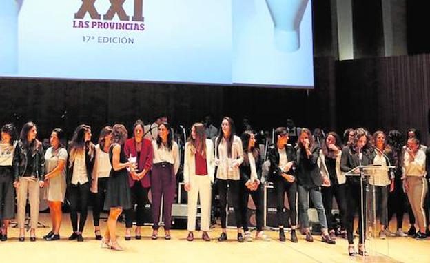 Jugadoras, técnicos y responsables de los clubes Valencia CF y Levante UD, en el escenario en el momento del discurso de agradecimiento de la capitana azulgrana, Sonia Prim, tras recoger los galardones