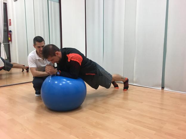  Desde el colegio. Rubén Guijarro, que  conoce a Soro III desde  los cinco años, le observa cómo realiza un ejercicio en el gimnasio. 