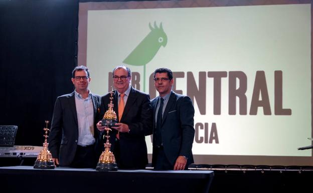 Imagen principal - El presidente del Valencia Basket y el chef de Riff, galardonados con los Premios Cotorra del Mercado Central