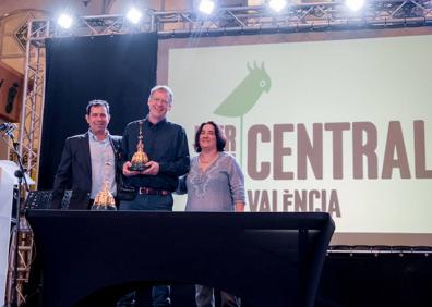 Imagen secundaria 1 - El presidente del Valencia Basket y el chef de Riff, galardonados con los Premios Cotorra del Mercado Central