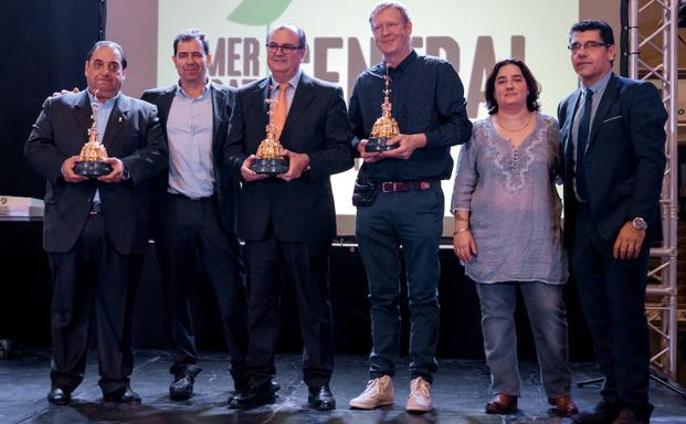 El presidente del Valencia Basket y el chef de Riff, galardonados con los Premios Cotorra del Mercado Central