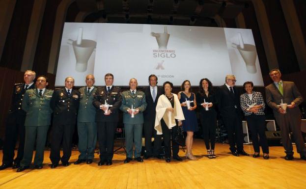 Foto de familia de los premiados en la gala.