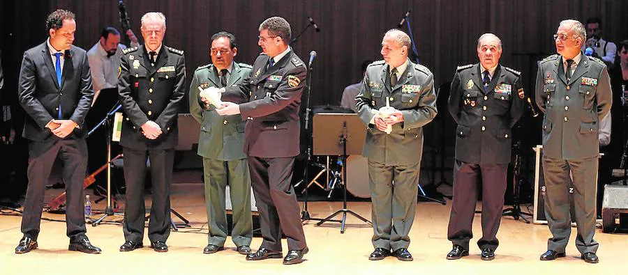 Cuasante y el teniente general de la Guardia Civil Fernando Santafé sostienen las estatuillas poco antes de pronunciar unas palabras de agradecimiento tras recibir el premio.