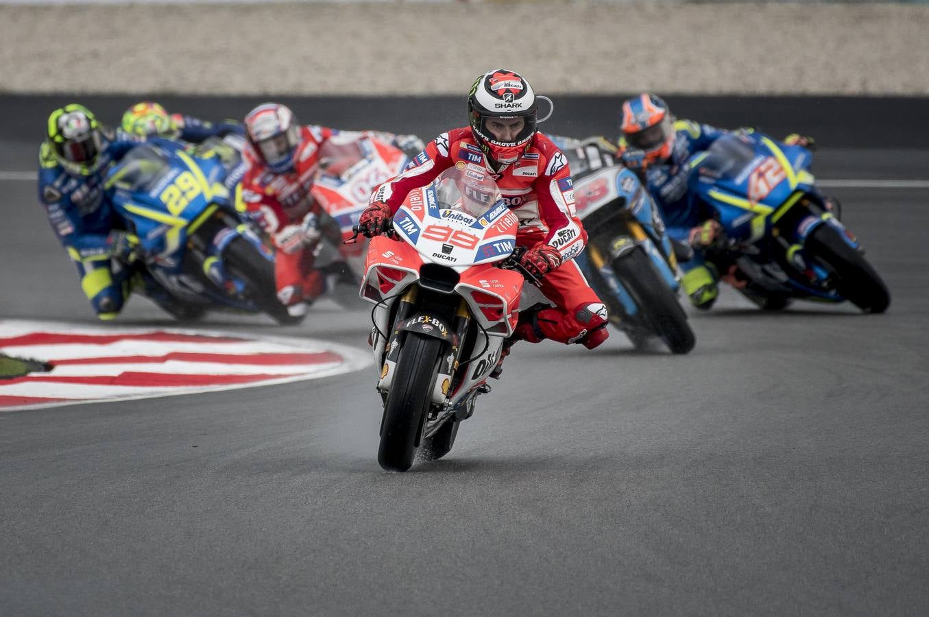 El piloto español lideró la carrera de MotoGP durante varias vueltas. 