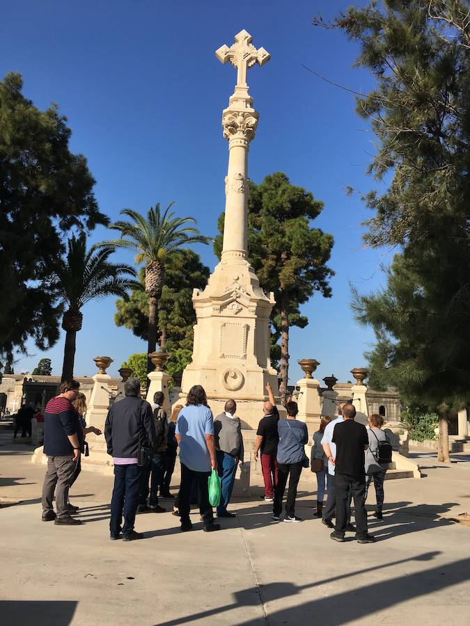 Otro de los rincones más desconocidos del Cementerio General es la cruz del pasillo central. Un "monumento a los muertos del cólera". En 1885 murieron en Valencia más de tres mil personas a causa de una gran epidemia de cólera. No fue la única. La capital del Turia sufrió hasta seis brotes de esta enfermedad que azotarón la población durante el siglo XIX. Durante la ruta, el investigador cuenta que allí mismo están enterradas, entre cal y arena, centenares de las víctimas de aquellos años. "No todos los fallecidos por cólera fueron enterrados aquí, porque poca gente quería trabajar de carretillero para enterrarlos", asegura. 