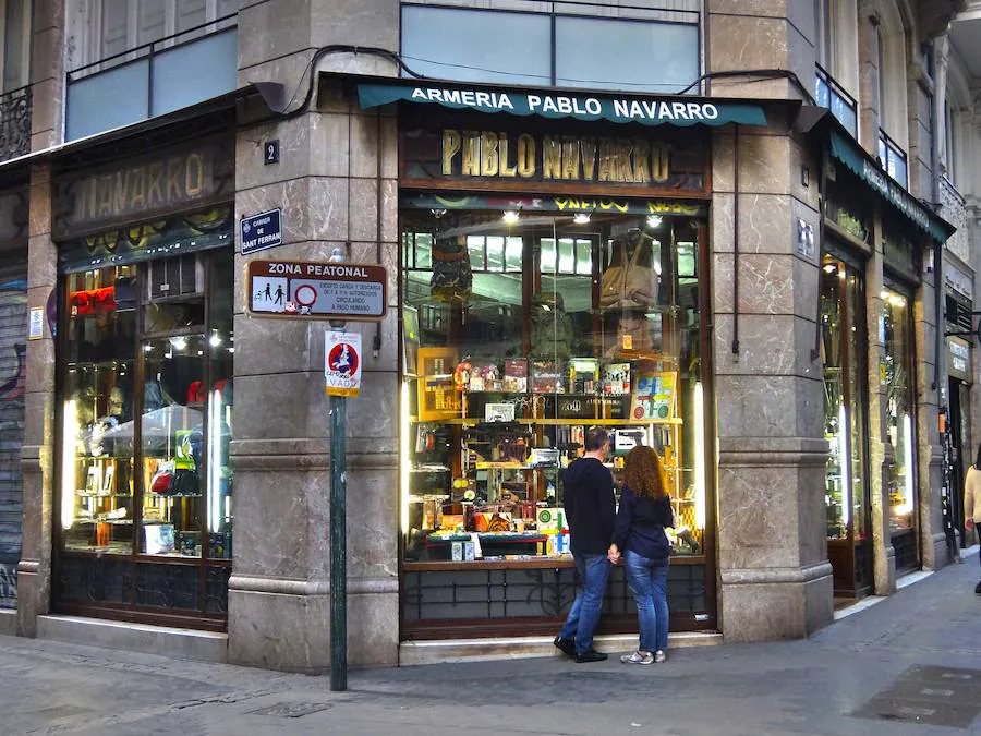 El escaparate de la armería Pablo Navarro era uno de las más vistosos de todo el centro de Valencia. Se encontraba en la calle San Vicente. El comercio abrió en 1840 y se mantuvo a cargo de varias generaciones de la misma familia.