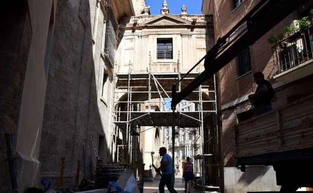 Los trabajos que han empezado hoy en el arco de la calle Barchilla.