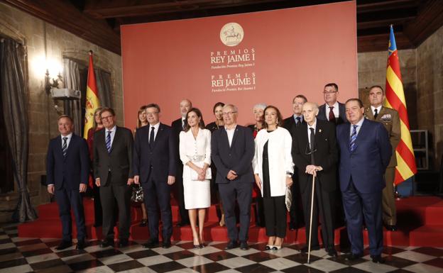 La reina Letizia, junto al presidente de la Generalitat, Ximo Puig, y el alcalde de Valencia, Joan Ribó, posan con los galardonados con los Premios Rey Jaime I tras el acto de entrega de los premios. 