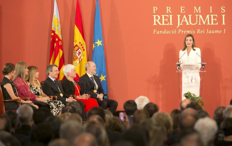 La reina Letizia entrega en la Lonja de Valencia los galardones 