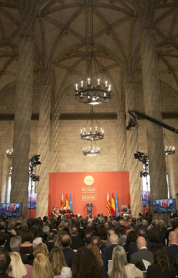 La reina Letizia entrega en la Lonja de Valencia los galardones 