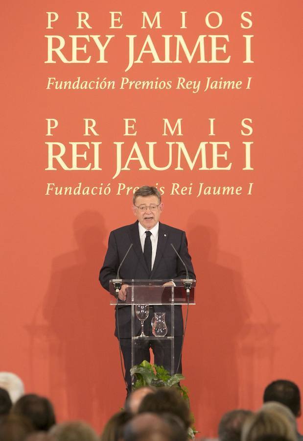 La reina Letizia entrega en la Lonja de Valencia los galardones 