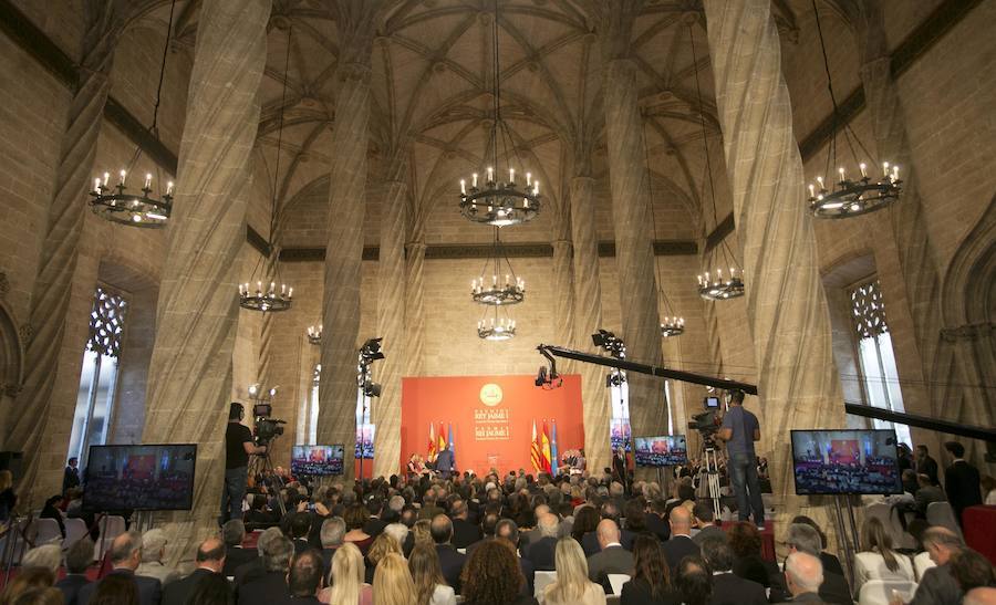 La reina Letizia entrega en la Lonja de Valencia los galardones 