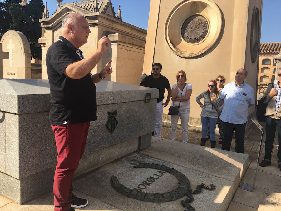 Rafael Solaz recorre y enseña, desde 2009, estos rincones del Cementerio de Valencia a través de las rutas del Museo del Silencio. Donde desgrana historias, vidas y biografias encerradas en la necrópolis valenciana. La próxima ruta, que se realizará el sábado 4 de noviembre a las 11:00 horas, seguirá un itinerario alternativo que pasará por la parte izquierda del camposanto, con Nino Bravo y la niña poeta como protagonistas. 