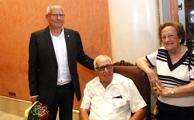 El alcalde de Dénia junto a su padre el día que tomó posesión del cargo en 2015 