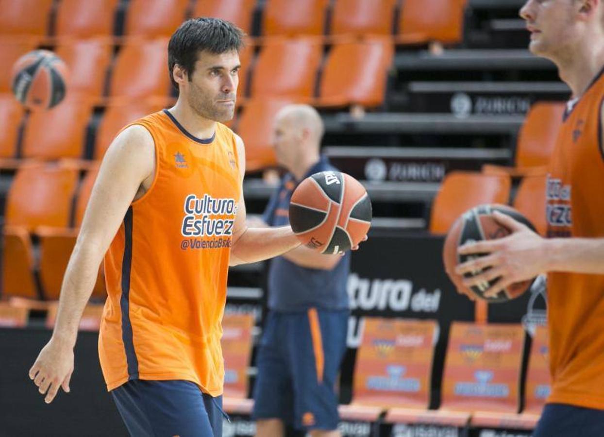 San Emeterio vuelve a entrenar tras su lesión.