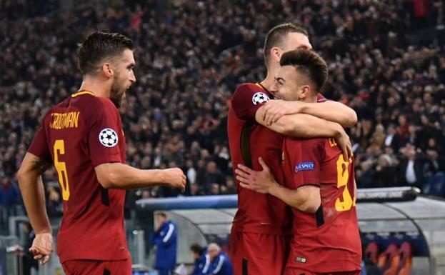 Los jugadors romanos celebran uno de los goles de El Shaarawy. 