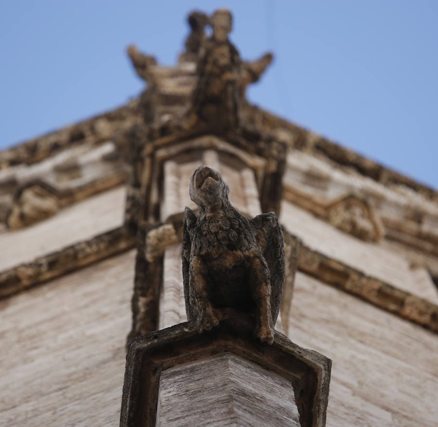 En el Miguelete existen también algunas gárgolas. Estas esculturas adornan la parte superior de la torre de la Catedral de Valencia.