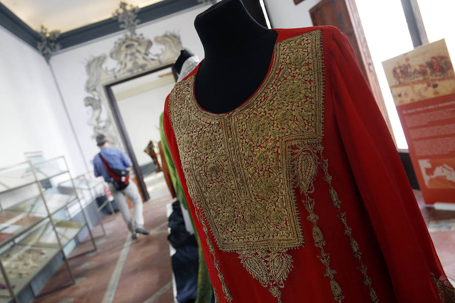 Fotos de la exposición de vestidos de la Ruta de la Seda