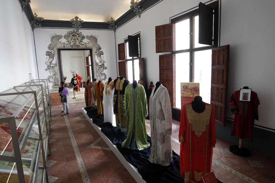 Fotos de la exposición de vestidos de la Ruta de la Seda