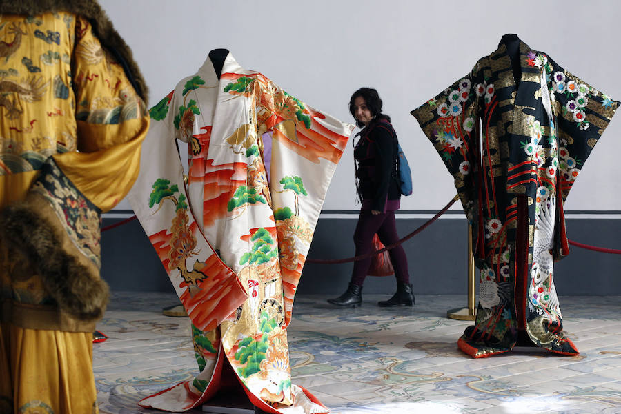 Fotos de la exposición de vestidos de la Ruta de la Seda