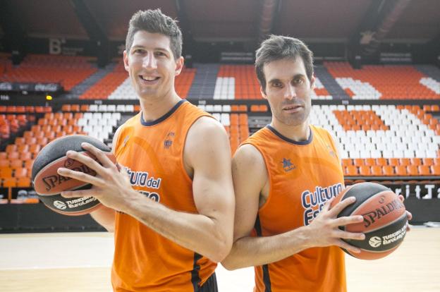 Rudez y San Emeterio, antes de la última sesión de entrenamiento en la Fonteta. 