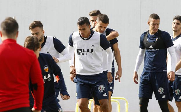 Los jugadores del Valencia CF, en el entrenamiento de ayer.