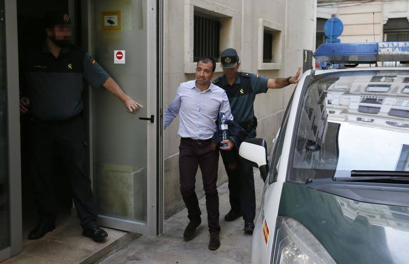 El Guardia Civil acusado de intentar matar con veneno a una compañera del cuerpo, a su marido y a su hijo de 3 años en Villajoyosa, entra al juicio en la Audiencia Provincial de Alicante.