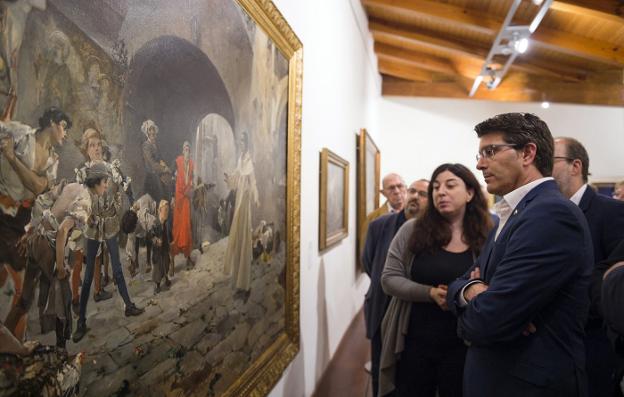 El presidente de la Diputación, Jorge Rodríguez, observa una de las pinturas de la exposición. 