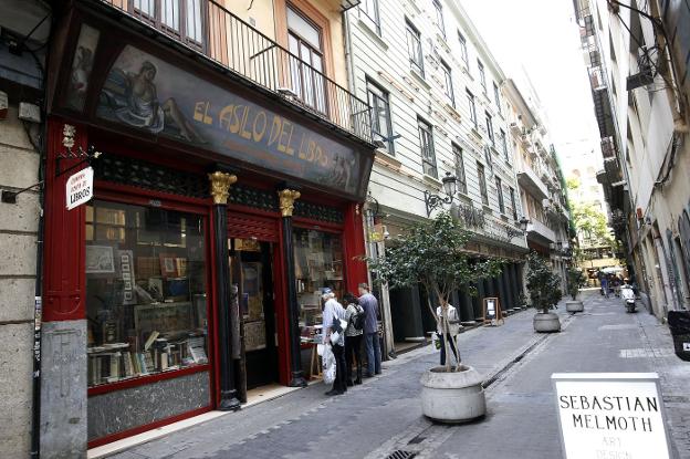 Comercio tradicional en una calle del centro de Valencia, este jueves, 2 de noviembre. 