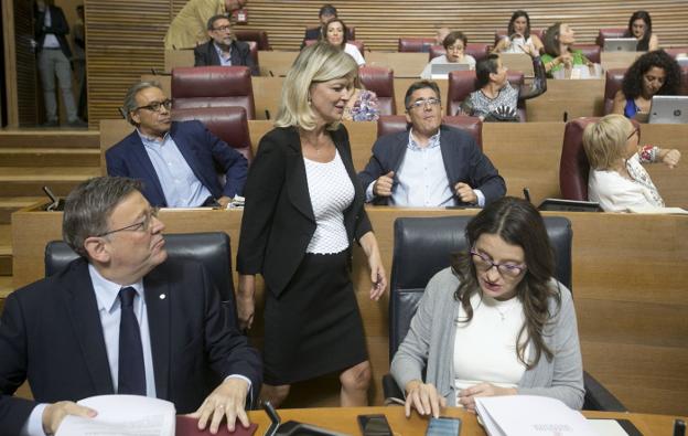 Gabriela Bravo pasa por detrás de Ximo Puig y Mónica Oltra en Les Corts. 