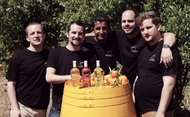 Los promotores de Tarongino, el primer vino hecho a base de naranja.