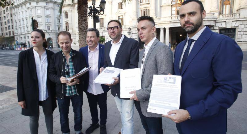 Empresarios de hosteleria presentan firmas contra la prohibición de aparcar en el carril bus por la noche en Valencia.